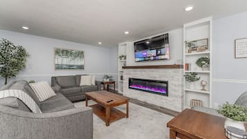 Tv, eldstad och kontor