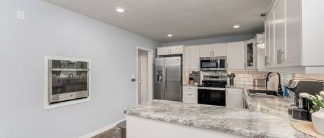 Een koelkast, een magnetron, een oven, een kookplaat