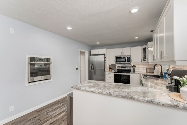 Réfrigérateur, four à micro-ondes, un four, surface de cuisson