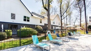 A courtyard with lounge chairs and a fence. - Barcelo at East Cobb Q5 1 Bd 1Bth Newly furnished (Marietta)