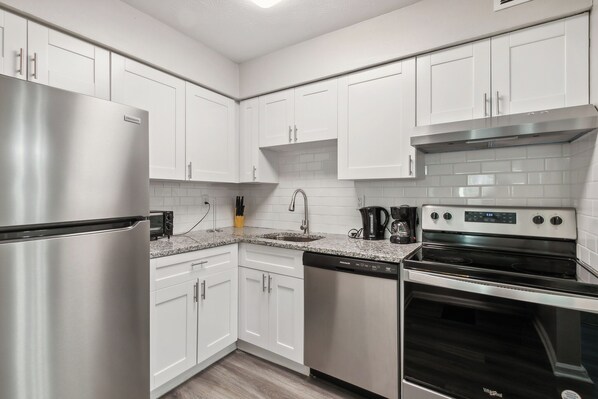 Fridge, oven, stovetop, dishwasher - Barcelo at East Cobb Q5 1 Bd 1Bth Newly furnished (Marietta)