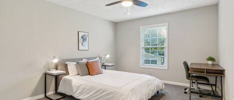 1 slaapkamer, een bureau, een strijkplank/strijkijzer, reisbedje