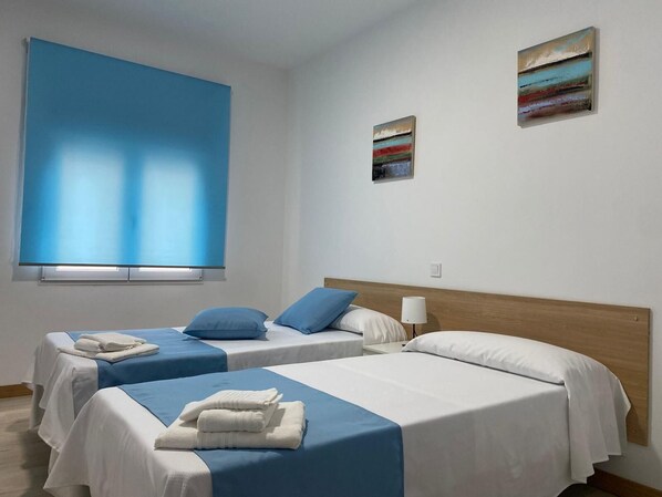 Kahden hengen comfort-huone (kaksi sänkyä), kaupunkinäköala | Ilmainen Wi-Fi