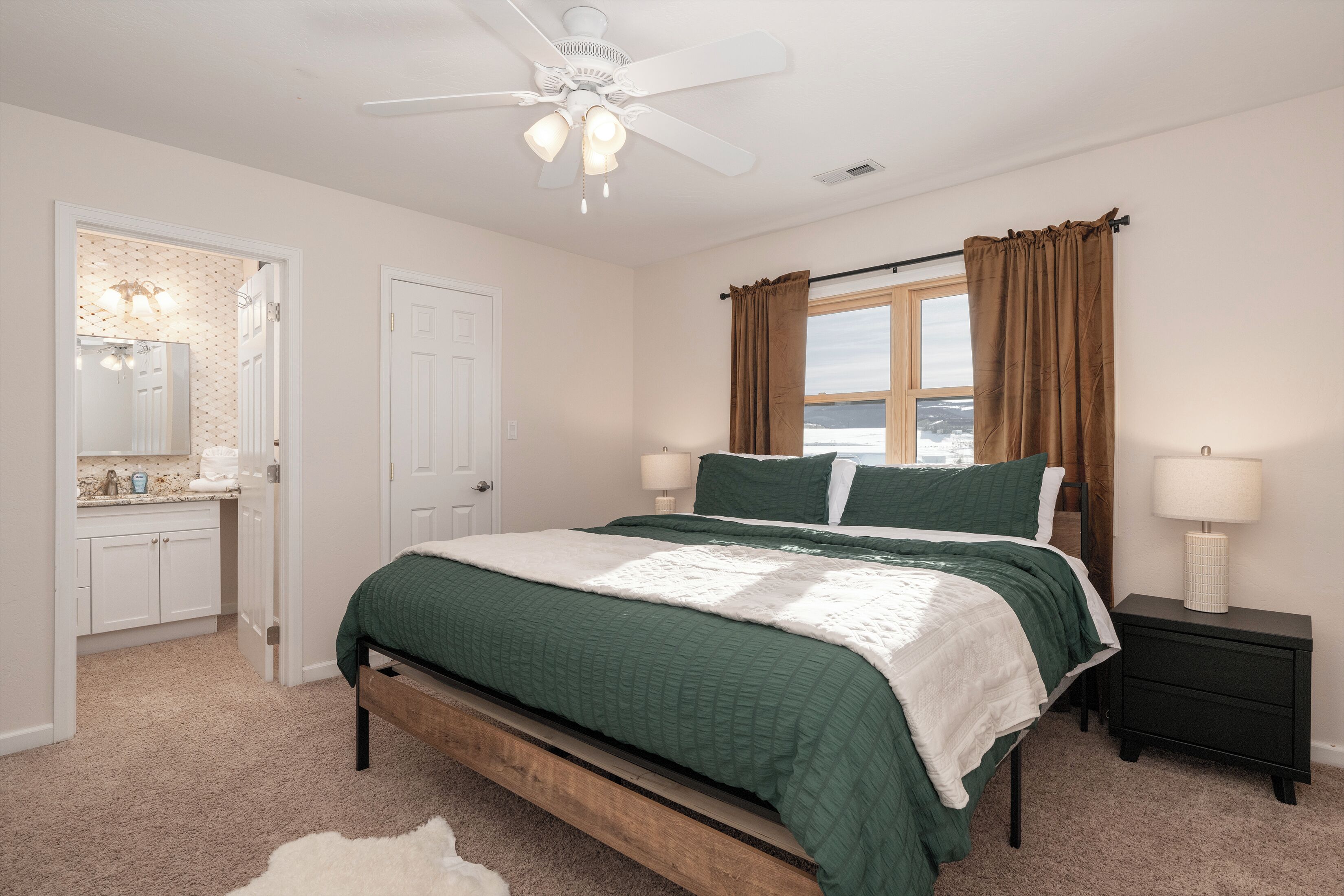 6 bedrooms, desk, iron/ironing board, travel crib