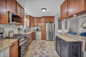 Een koelkast, een microgolfoven, een oven, een kookplaat