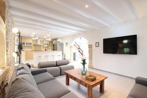 Smart TV, reproductor de DVD, futbolito y tenis de mesa 