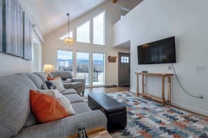 Smart TV, books, offices, printers - Rocking Chair Retreat: Ski, Relax, Repeat (Driggs)