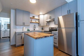 Kjøleskap, mikrobølgeovn, ovn og kokeplater