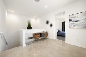 3 habitaciones, tabla de planchar con plancha, cuna de viaje y wifi