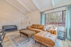 TV, fireplace - Chic Cabin Retreat with Hot Tub Big Bear (Big Bear Lake)