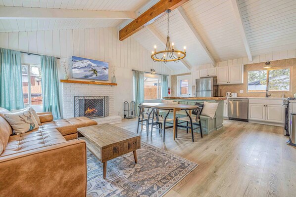 TV, fireplace - Chic Cabin Retreat with Hot Tub Big Bear (Big Bear Lake)