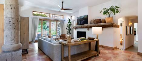 Fernseher, Kamin, Arbeitsbereiche