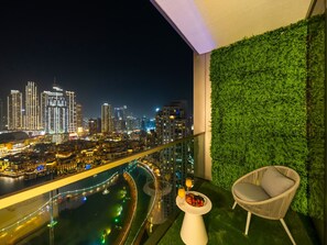 Property grounds - Fountain & Burj Khalifa View Luxury Apartment (Dubai)
