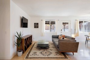 TV, offices - Desert Oasis with Hot Tub in Joshua Tree (Joshua Tree)