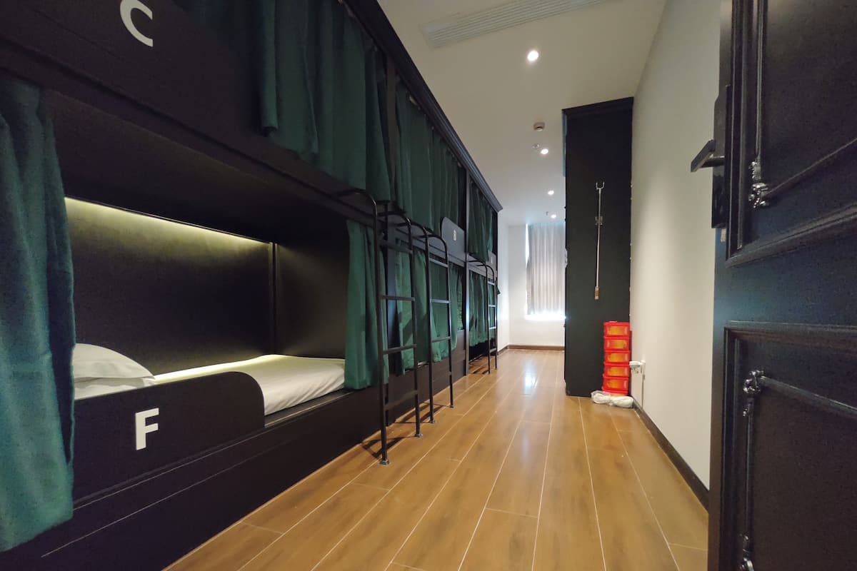 Dormitorio compartido clásico, para no fumadores, vista a la ciudad | Insonorización, wifi gratis y ropa de cama