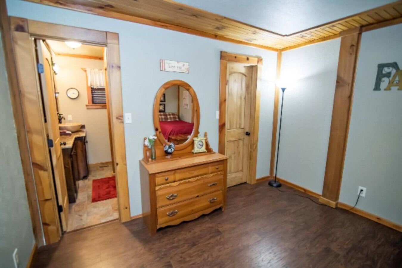 Desk, iron/ironing board, WiFi, bed sheets