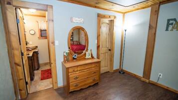 Desk, iron/ironing board, WiFi, bed sheets