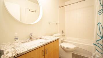 Serviettes fournies, papier toilette