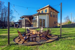 Outdoor dining - Appalachian Escape: Honeymoon, Hot Tub, Wifi, Games, Fire Pit, Prime Location (Sevierville)