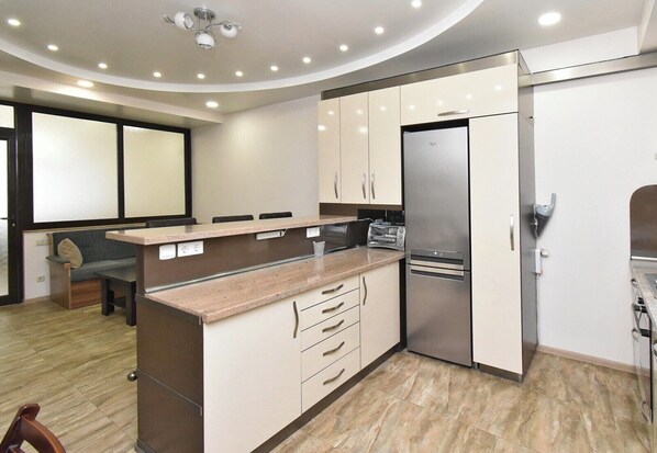 Leilighet – deluxe, byutsikt | Eget kjøkken | Kjøleskap, mikrobølgeovn, kokeplater og kjøkkenutstyr