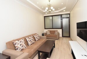 Leilighet – deluxe, byutsikt | 2 soverom, blendingsgardiner, strykejern/-brett og wi-fi (inkludert)