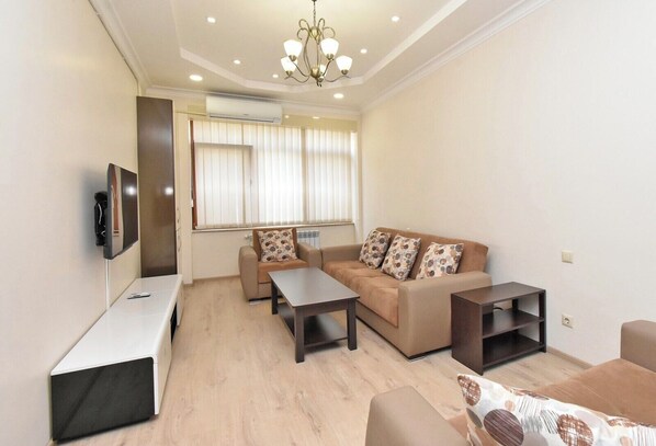 Leilighet – deluxe, byutsikt | 2 soverom, blendingsgardiner, strykejern/-brett og wi-fi (inkludert)