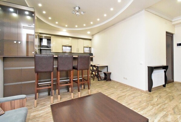 Deluxe Apartment, City View | Private kitchen | Full-size fridge, microwave, stovetop, cookware/dishes/utensils