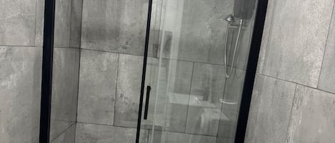 Apartment | Badezimmer | Dusche, Haartrockner, Handtücher, Toilettenpapier