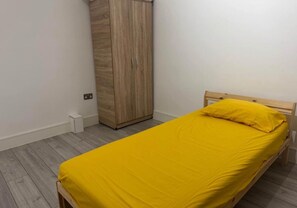 1 bedroom, free WiFi, bed sheets - Enchanting 4-bed House in Enfield (Enfield)