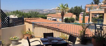 Spacious 3-Bed Villa, 5-Min Walk to St George's Beach – Perfect for Families!