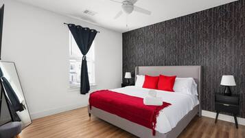 1 chambre, bureau, fer et planche à repasser, lit parapluie