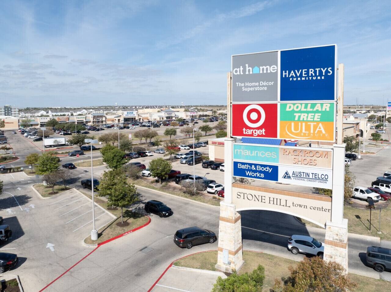 Un letrero grande al aire libre con varios nombres de tiendas, incluyendo Target, Dollar Tree y Havilts Furniture.