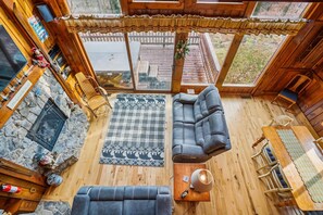 TV, fireplace - Valley View Retreat is a tastefully decorated home. Beautiful views The Killington golf course and Green Mountain National Golf Course are just a few minutes from this location. (Killington)