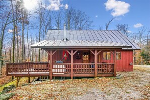 Exterior - Valley View Retreat is a tastefully decorated home. Beautiful views The Killington golf course and Green Mountain National Golf Course are just a few minutes from this location. (Killington)
