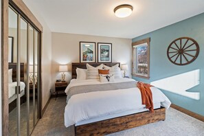 5 soverom, skrivebord, strykejern/-brett og reiseseng for barn