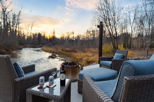 River's Edge! Riverfront with Hot Tub, Sauna & Game Room