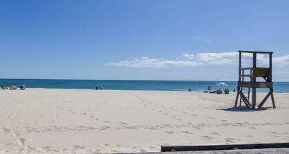 Large Deck, Fire Pit, Dog Friendly, Near Beach - Sleeps 10!