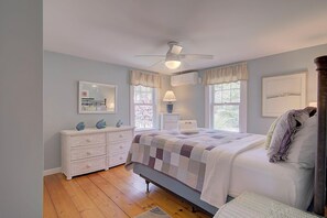 5 bedrooms, iron/ironing board, WiFi, bed sheets