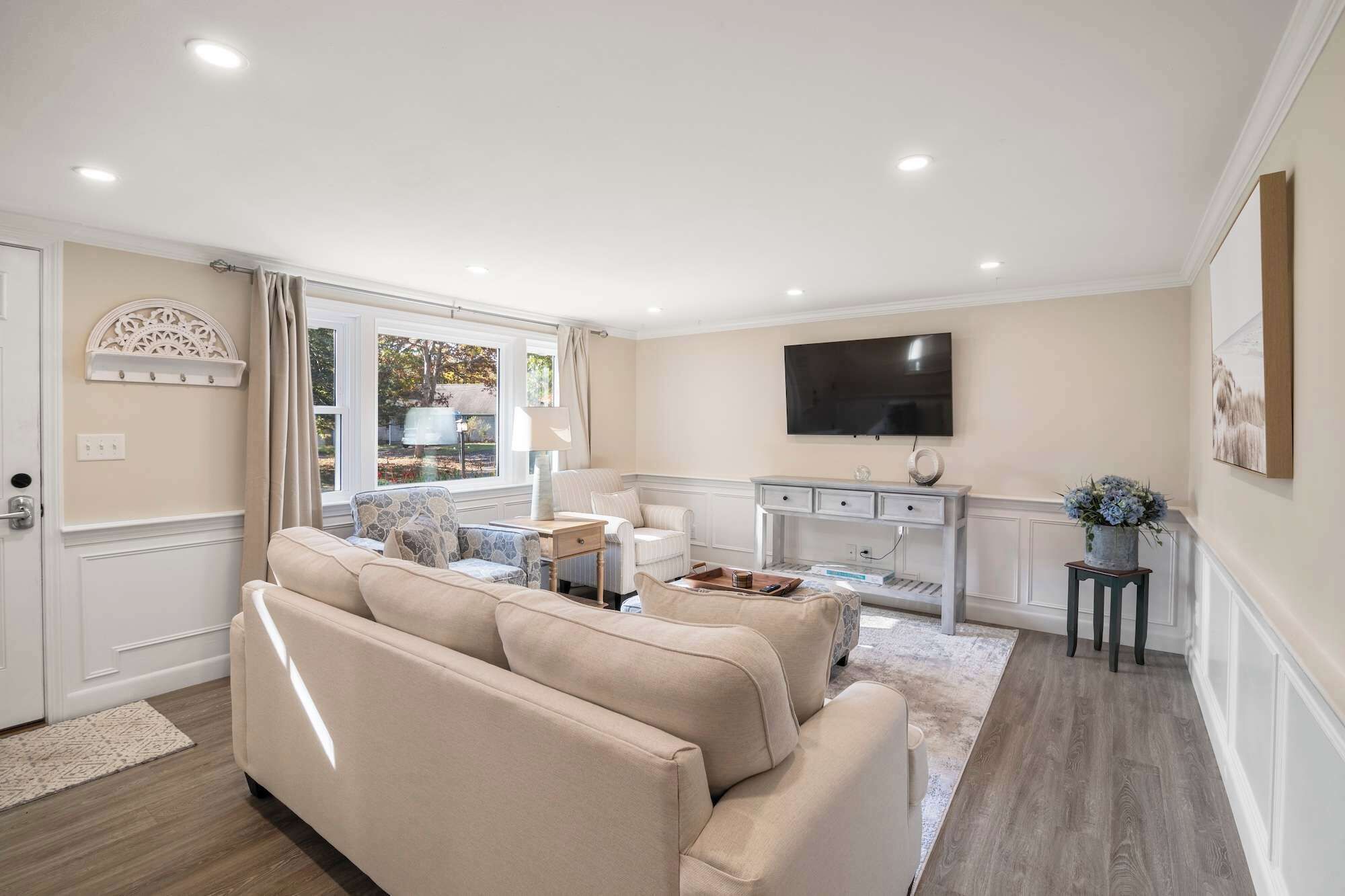 TV, fireplace, offices