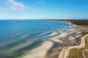 Beach nearby - Walk to beach, Secluded and private home and backyard! (Brewster)