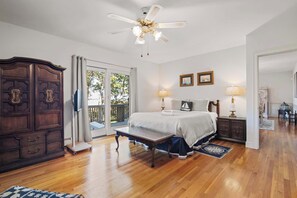 4 bedrooms, iron/ironing board, WiFi, bed sheets - Walk to beach, Secluded and private home and backyard! (Brewster)