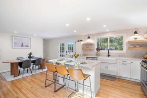 Kylskåp, mikrovågsugn, ugn och spishäll