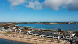 Un hôtel situé sur la côte, composé de plusieurs bâtiments, avec un accès à la plage et une vue sur l’océan.
