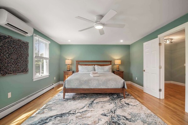 4 bedrooms, iron/ironing board, WiFi, bed sheets