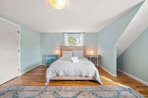 3 bedrooms, iron/ironing board, WiFi, bed sheets - 5 Min drive to Beaches and private backyard! (Eastham)