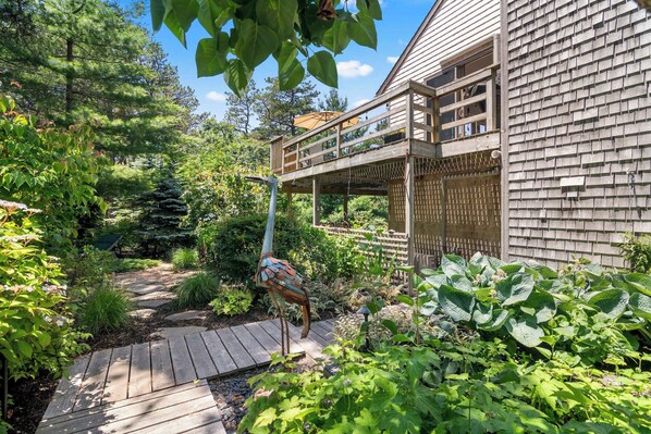 Property grounds - Serene Gardens, 2 Miles to Beaches! (Wellfleet)