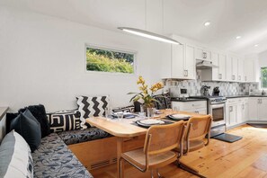 Kylskåp, mikrovågsugn, ugn och spishäll