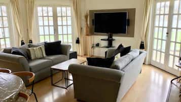 TV connectée, baby-foot, livres