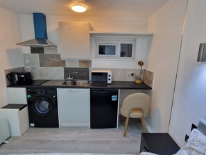 Studio | Eget kök | Kylskåp, mikrovågsugn, spishäll och vattenkokare