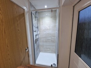 Studio | Badrum | Dusch, handdukar och toalettpapper